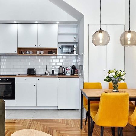 Modern Living Apt - Emberly - Private Parking โนวีซาด ภายนอก รูปภาพ